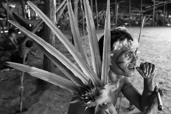 Imagen del fotógrafo brasileño Sebastiao Salgado sobre las tribus del Amazonas.